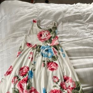 Girls floral dress sz 4. Feels like butter. Easy wash and wear